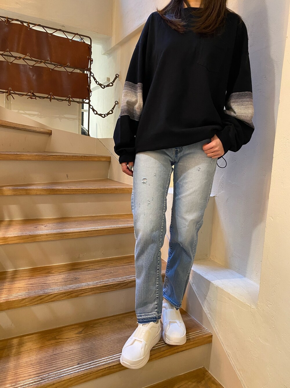 「REMI RELIEF、B2nd、b2nd新宿、シンプルコーデ、デニムパンツ、春カラー、きれいめカジュアル、UGG、今日のコーデ」｜「UGGのUGG (アグ) NEUTRA SNEAKER/ニュートラスニーカー/No.1095097（スニーカー、ホワイト系）」を使った、Ito Tomomiさん（レディース・160cm）の春コーディネートの1枚目の写真