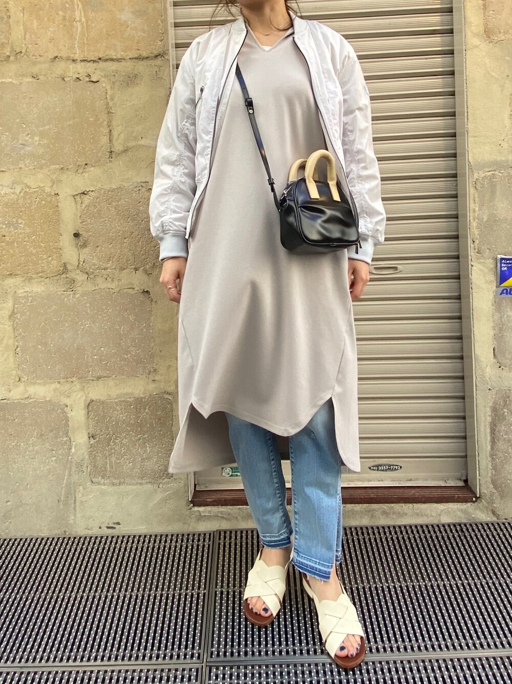 「パンツスタイル、春、春コーデ、デニムコーデ、B2nd、オトナカジュアル、surt、droitbello、b2nd新宿、pieni」｜「DROIT BELLOのDROIT BELLO（ドロイトベロ）ルーズフーディワンピース（ワンピース、グレー系）」を使った、Ito Tomomiさん（レディース・160cm）の春コーディネートの1枚目の写真
