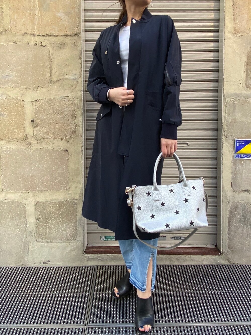 「droitbello、B2nd、b2nd新宿、春コーデ、星バック、星柄、surt、デニム、パンツスタイル、オトナカジュアル」｜「DROIT BELLOのDROIT BELLO（ドロイトベロ）ショルダー付き星刺繍トートバック/Sサイズ（ショルダーバッグ、シルバー系）」を使った、Ito Tomomiさん（レディース・160cm）の春コーディネートの1枚目の写真