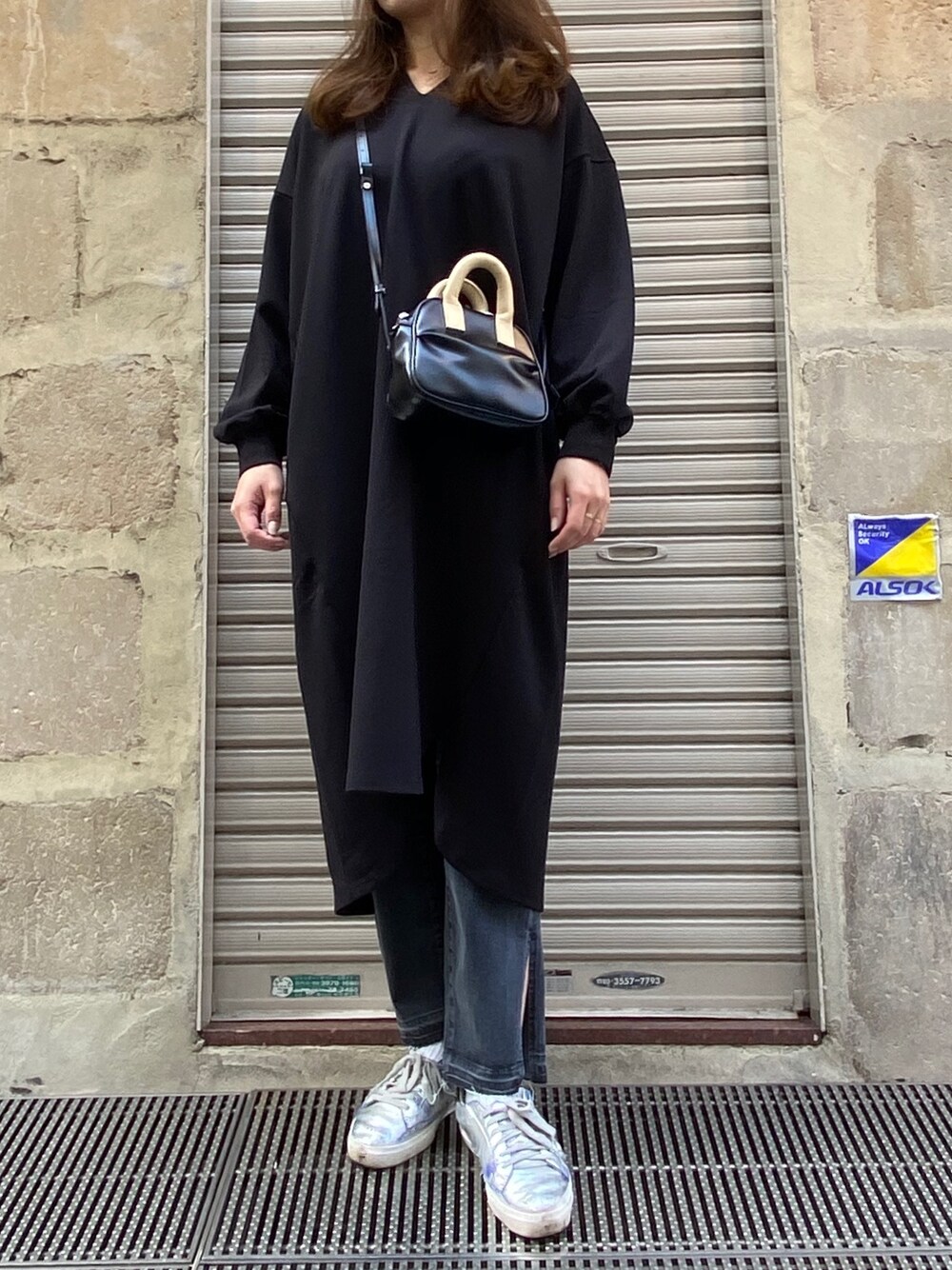 「droitbello、B2nd、b2nd新宿、ワンピース、スニーカー、パンツスタイル、大人コーデ、ブラック、大人カジュアル」｜「DROIT BELLOのDROIT BELLO（ドロイトベロ）ルーズフーディワンピース（ワンピース、ブラック系）」を使った、Ito Tomomiさん（レディース・160cm）の春コーディネートの1枚目の写真