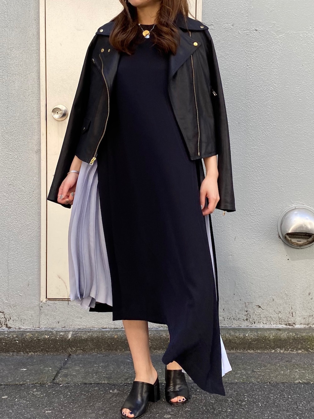 「EZUMI、OFFICINE CREATIVE、春コーデ、ワンピース、ライダースジャケット、B2nd、b2nd新宿、別注ワンピース」｜「BACKLASHのballet by BACKLASH（バレエバイバックラッシュ）W FACE BASIC RIDERS（ライダースジャケット、ブラック系）」を使った、Ito Tomomiさん（レディース・160cm）の春コーディネートの1枚目の写真