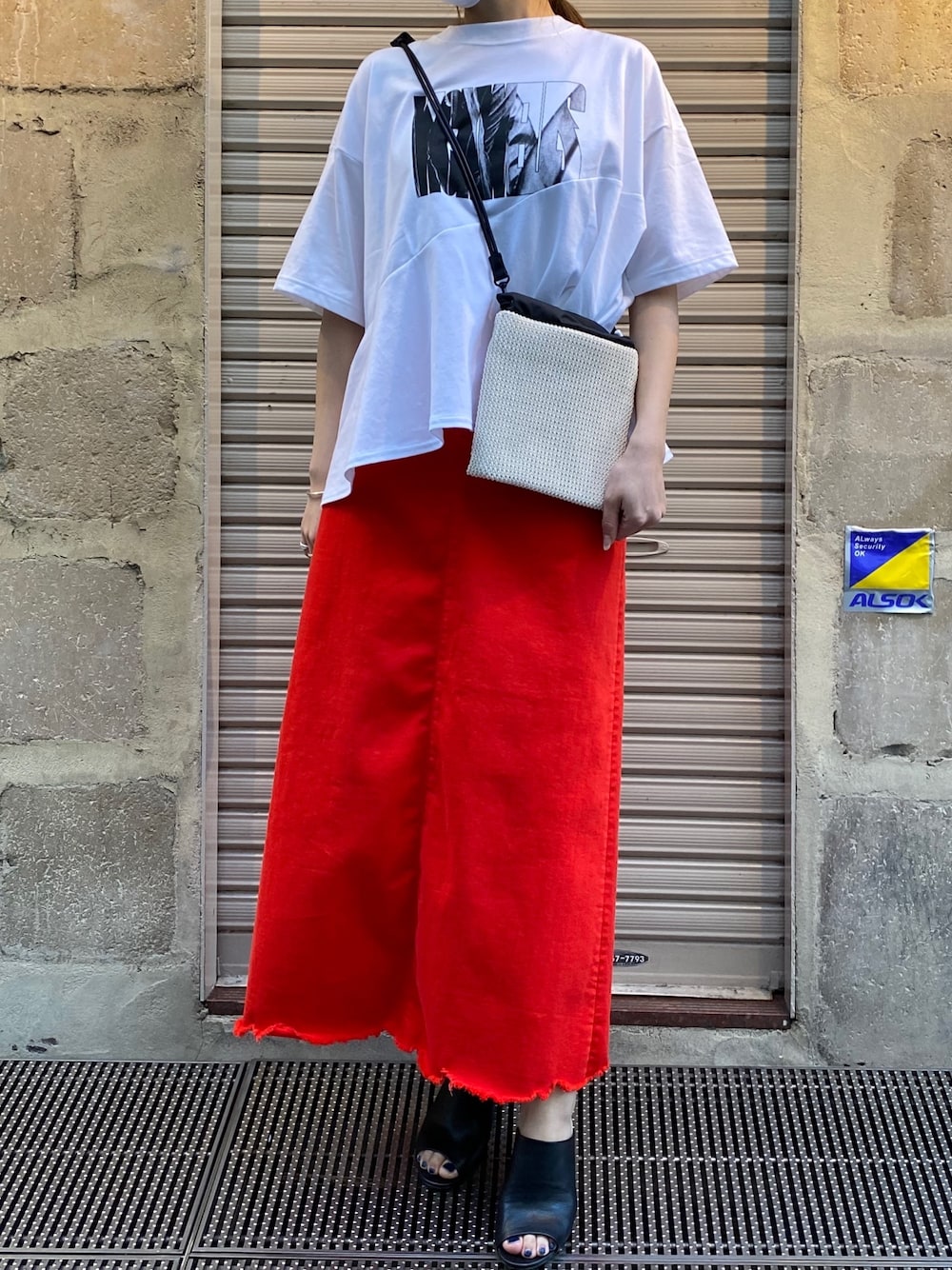 「赤スカート、rekisami、B2nd、OFFICINE CREATIVE、今日のコーデ、surt、b2nd新宿」｜「REKISAMIのREKISAMI（レキサミ）ロゴフレアTシャツ（Tシャツ/カットソー、ホワイト系）」を使った、Ito Tomomiさん（レディース・160cm）の春コーディネートの1枚目の写真