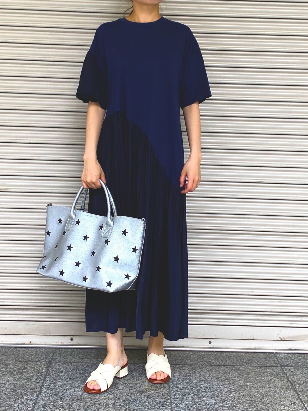 「ワンピース、休日スタイル、大人コーデ、ラクチンコーデ、B2nd、お買い物コーデ、おうちこーで、星バック、b2nd新宿」｜「CHIE MIHARAのCHIE MIHARA（チエミハラ）編み込みローヒールサンダル（サンダル、ホワイト系）」を使った、Ito Tomomiさん（レディース・160cm）の春コーディネートの1枚目の写真