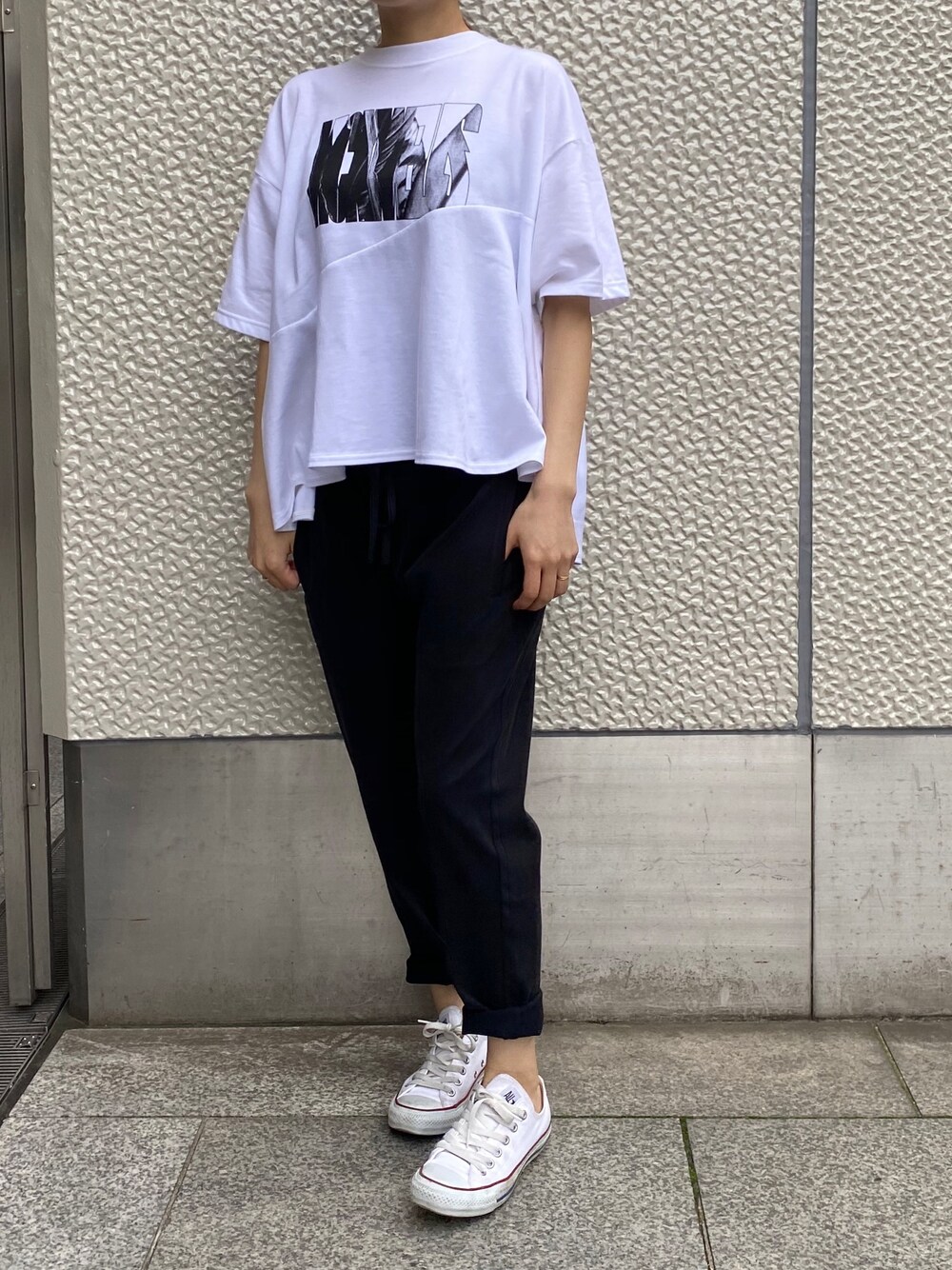 「休日スタイル、大人カジュアル、bajra、B2nd、b2nd新宿、ラクチンコーデ、スニーカーコーデ、rekisami、モノトーン」｜「bajraのbajra （バジュラ） 別注ストレッチサルエルPT (931)（その他パンツ、ブラック系）」を使った、Ito Tomomiさん（レディース・160cm）の春コーディネートの1枚目の写真