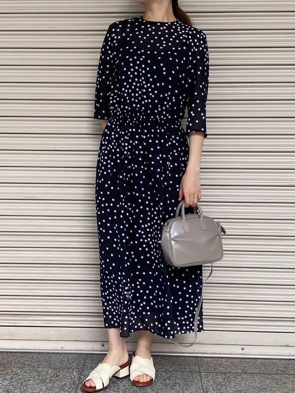 「B2nd、ワンピース、オトナカジュアル、ドット柄、ラクチンコーデ、おうちファッション、春、シンプルコーデ、春夏コーデ」｜「MunichのMunich（ミューニック）ドットワンピース（ワンピース、ブラック系）」を使った、Ito Tomomiさん（レディース・160cm）の春コーディネートの1枚目の写真