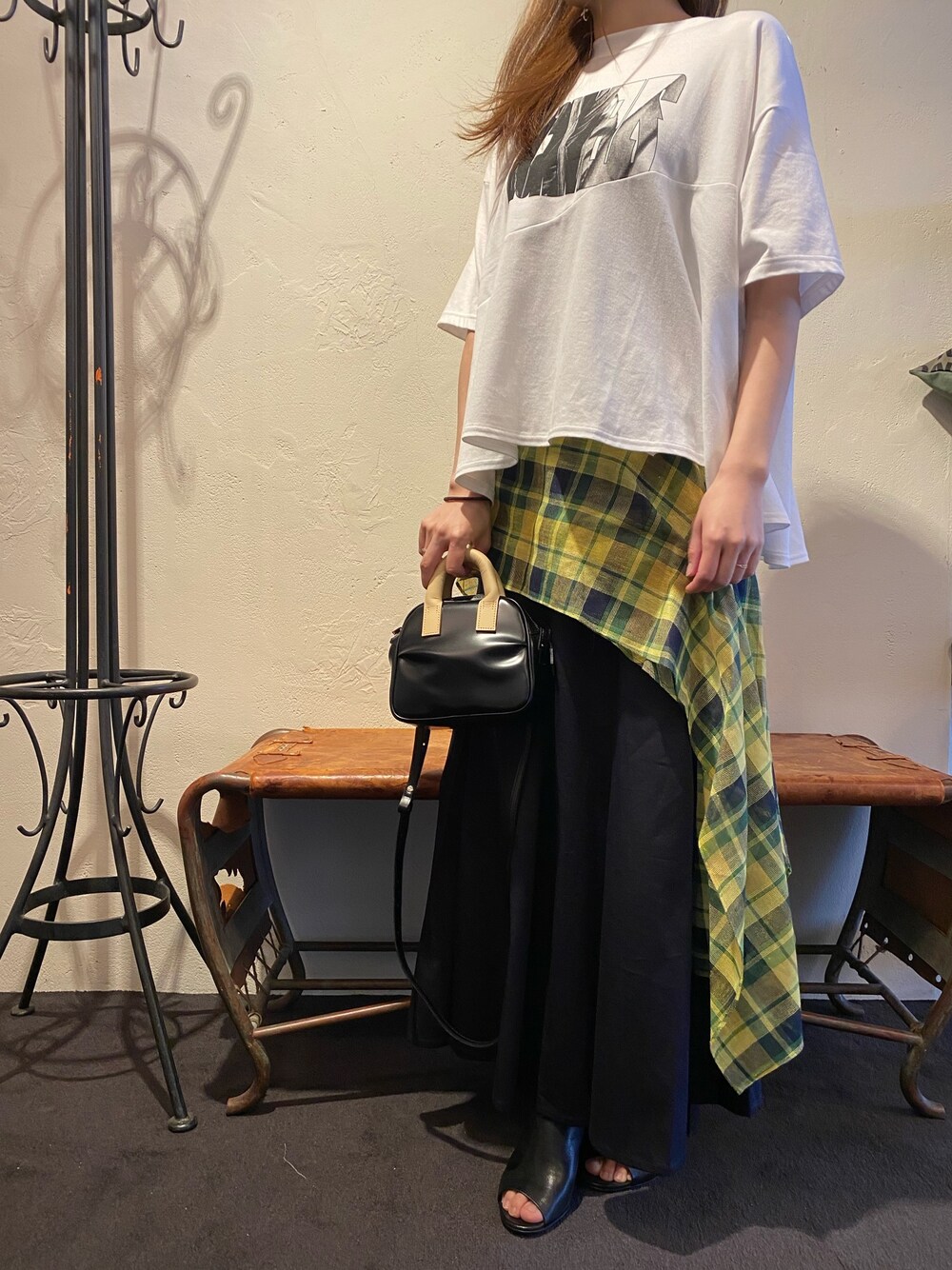 「EZUMI、B2nd、スカート、rekisami、b2nd新宿、きれいめカジュアル、OFFICINE CREATIVE、おうちファッション、休日スタイル、オトナカジュアル」｜「REKISAMIのREKISAMI（レキサミ）ロゴフレアTシャツ（Tシャツ/カットソー、ホワイト系）」を使った、Ito Tomomiさん（レディース・160cm）の春コーディネートの1枚目の写真
