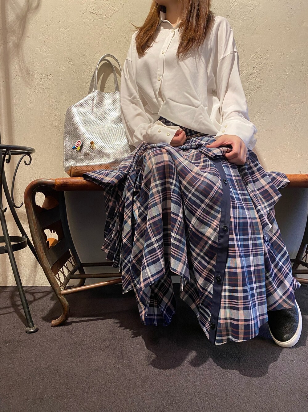 「スカート、カジュアル、大人カジュアル、ラフ、大人コーデ、リラックススタイル、B2nd、EZUMI、b2nd新宿」｜「EZUMiのEZUMi（エズミ）3WAYブラウス（シャツ/ブラウス、ホワイト系）」を使った、Ito Tomomiさん（レディース・160cm）の春コーディネートの1枚目の写真