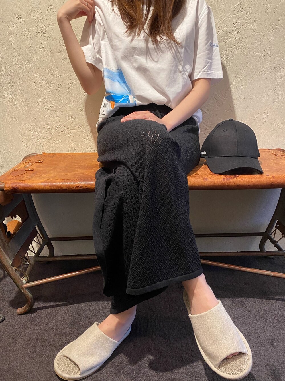 「HOLZWEILER、ホルツワイラー、B2nd、b2nd新宿、リラックススタイル、おうちこーで、大人コーデ、パンツスタイル、オトナカジュアル、ゆるコーデ」｜「HOLZWEILERのHOLZWEILER（ホルツワイラー）サイドプリントTシャツ（Tシャツ/カットソー、ホワイト系）」を使った、Ito Tomomiさん（レディース・160cm）の春コーディネートの1枚目の写真