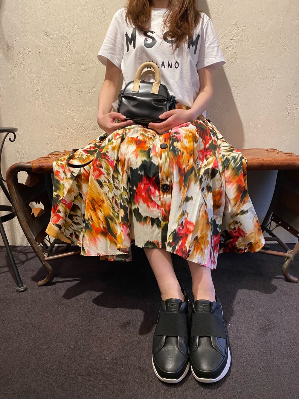 「スカート、休日スタイル、ラフ、きれいめカジュアル、おうちスタイル、MSGM、B2nd、b2nd新宿、おうちファッション」｜「PIENIのPIENI（ピエニ）BIG HANDLES（ショルダーバッグ、ベージュ系）」を使った、Ito Tomomiさん（レディース・160cm）の春コーディネートの1枚目の写真