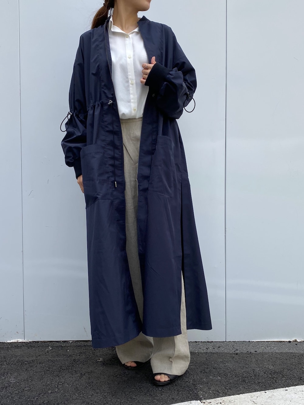 「EZUMI、大人カジュアル、きれいめカジュアル、ビックシルエット、b2nd新宿、B2nd、パンツスタイル、おうち時間、ロングブルゾン」｜「EZUMiのEZUMi（エズミ）ロングブルゾン（その他アウター、ブルー系）」を使った、Ito Tomomiさん（レディース・160cm）の春コーディネートの1枚目の写真