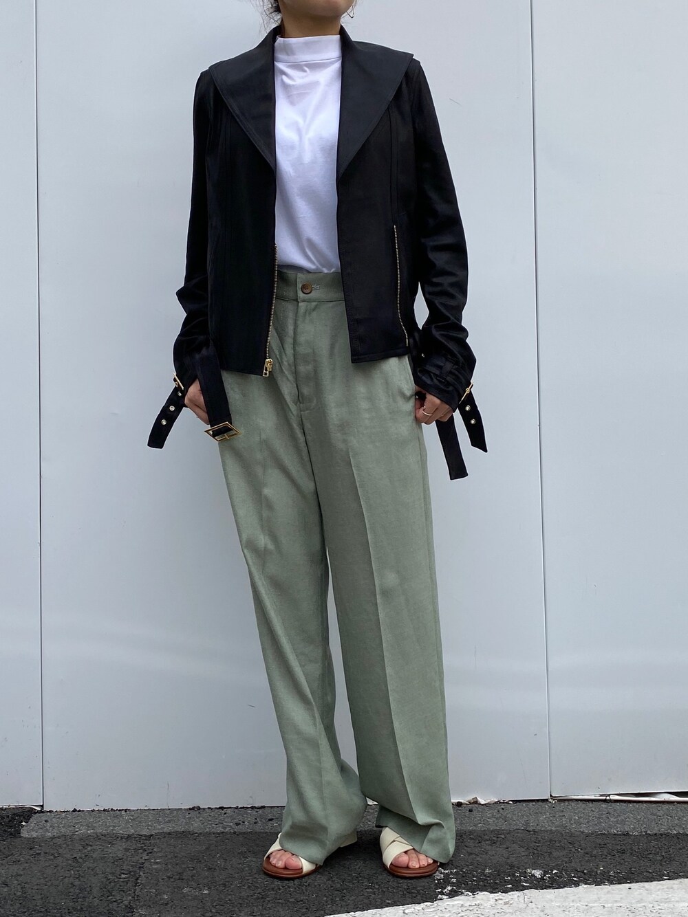 「レザージャケット、パステルカラー、パンツスタイル、楽チンコーデ、B2nd、オトナカジュアル、オトナ女子、b2nd新宿、おうちファッション」｜「CHIE MIHARAのCHIE MIHARA（チエミハラ）編み込みローヒールサンダル（サンダル、ホワイト系）」を使った、Ito Tomomiさん（レディース・160cm）の春コーディネートの1枚目の写真