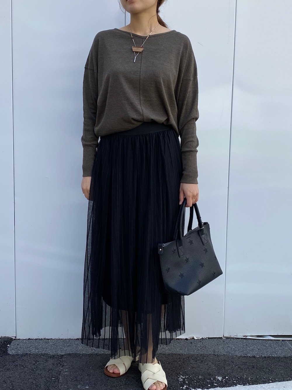 「bajra、B2nd、b2nd新宿、ゆるコーデ、スカート、大人カジュアル、リラックススタイル、楽チンコーデ、おうちファッション、夏コーデ」｜「DROIT BELLOのDROIT BELLO(ドロイトベロ)ｽﾗﾌﾞﾌﾗｲｽVﾈｯｸ ﾙｰｽﾞﾌﾟﾙｵｰﾊﾞｰ（Tシャツ/カットソー、グリーン系）」を使った、Ito Tomomiさん（レディース・160cm）の春コーディネートの1枚目の写真
