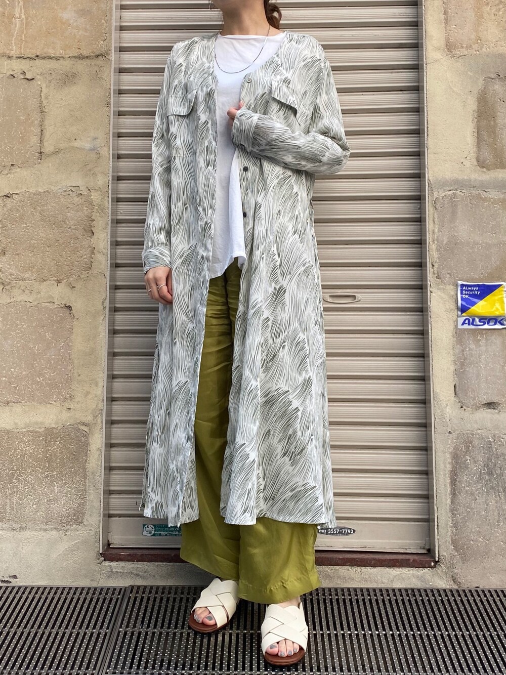 「droitbello、B2nd、b2nd新宿、パンツスタイル、ロングシャツ、大人コーデ、シンプル、オトナカジュアル、ラクチンコーデ」｜「DROIT BELLOのDROIT BELLO（ドロイトベロ）裾ラウンドロンＴ（Tシャツ/カットソー、ホワイト系）」を使った、Ito Tomomiさん（レディース・160cm）の春コーディネートの1枚目の写真