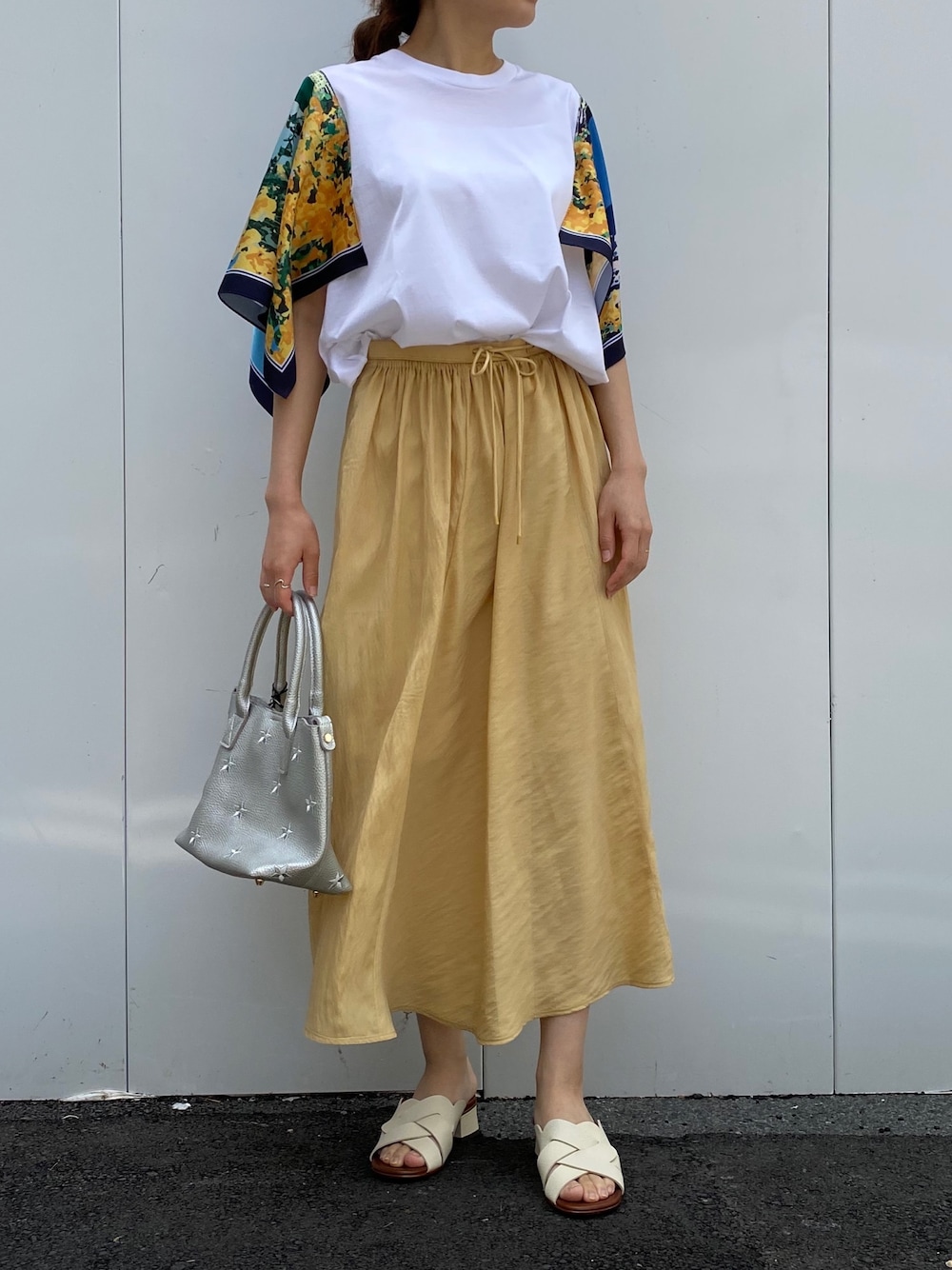 「スカート、シルバー、サンダル、夏コーデ、B2nd、オトナカジュアル、system、droitbello、b2nd新宿」｜「SPORTMAX CODEのアイテム（Tシャツ/カットソー、ホワイト系）」を使った、Ito Tomomiさん（レディース・160cm）の夏コーディネートの1枚目の写真
