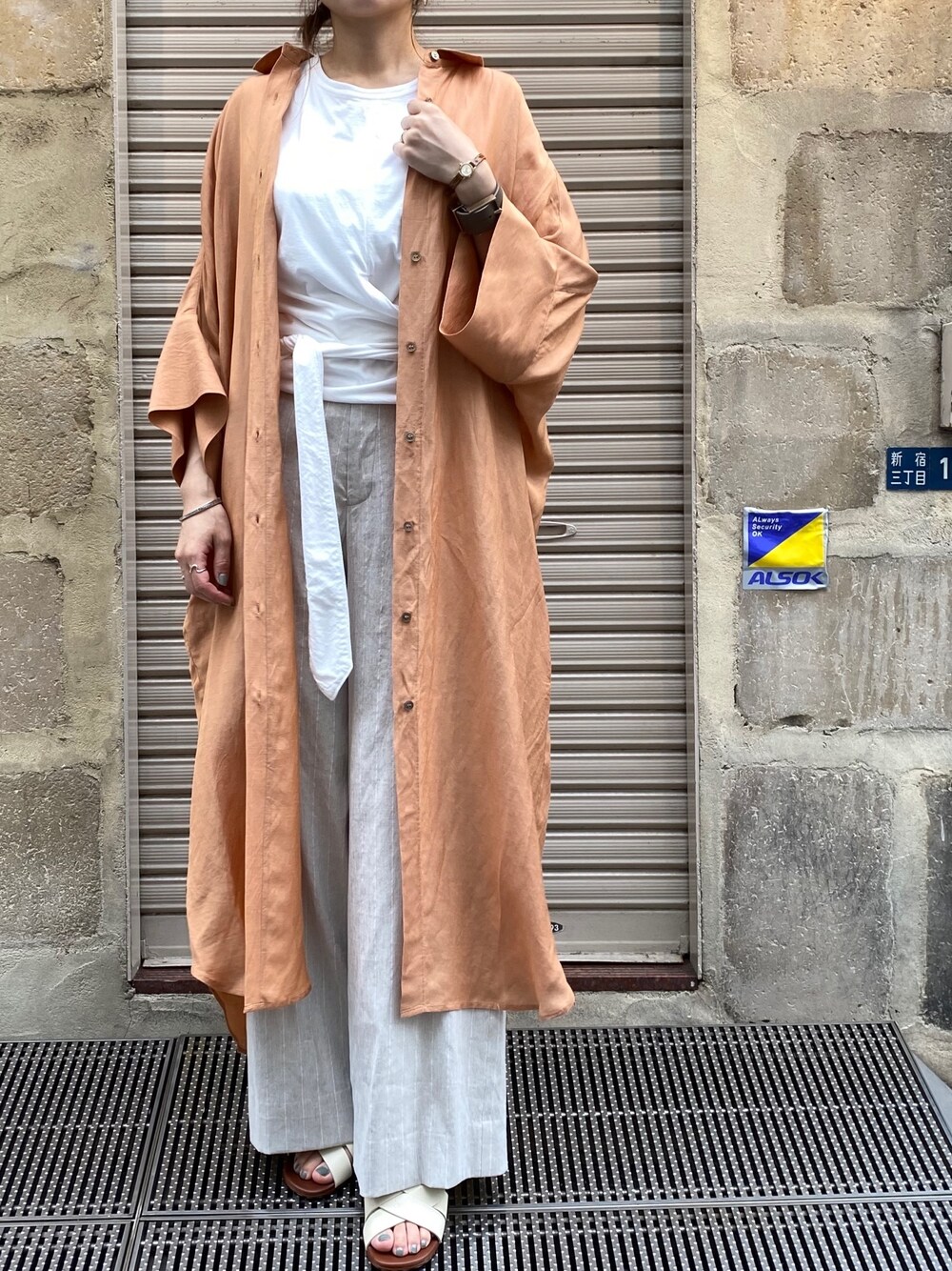 「シンプル、サンダル、シャツワンピ、パンツスタイル、リラックススタイル、B2nd、CHIE MIHARA、droitbello、b2nd新宿」｜「DROIT BELLOのDROIT BELLO（ドロイトベロ）バイオリネンストレッチPT/パンツ（その他パンツ、ベージュ系）」を使った、Ito Tomomiさん（レディース・160cm）の夏コーディネートの1枚目の写真