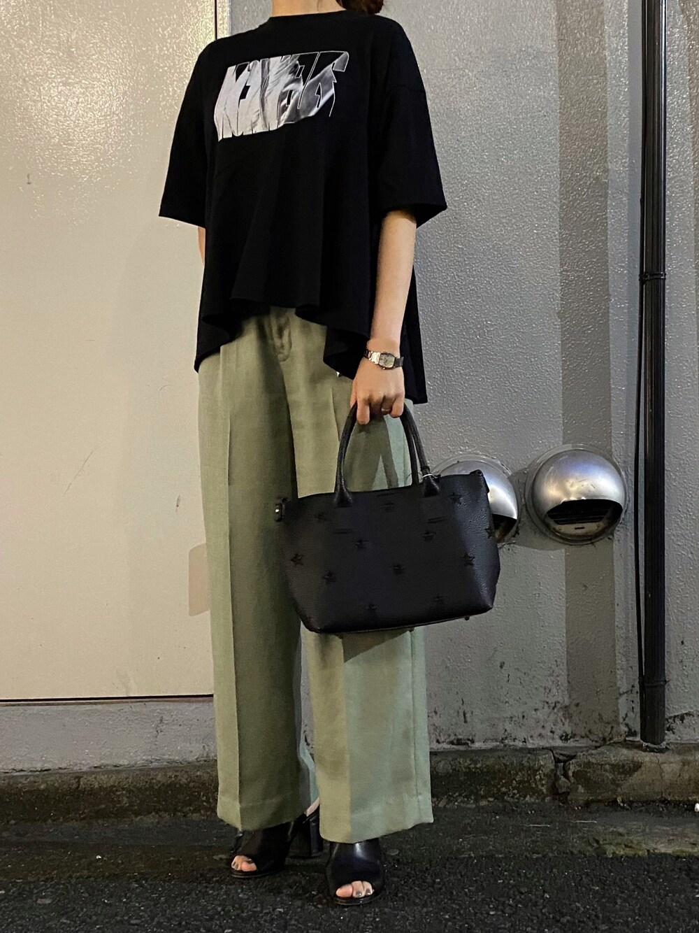 「カジュアル、パンツスタイル、ゆるコーデ、着回しコーデ、rekisami、B2nd、オトナカジュアル、droitbello、b2nd新宿」｜「REKISAMIのREKISAMI（レキサミ）ロゴフレアTシャツ（Tシャツ/カットソー、ブラック系）」を使った、Ito Tomomiさん（レディース・160cm）の夏コーディネートの1枚目の写真