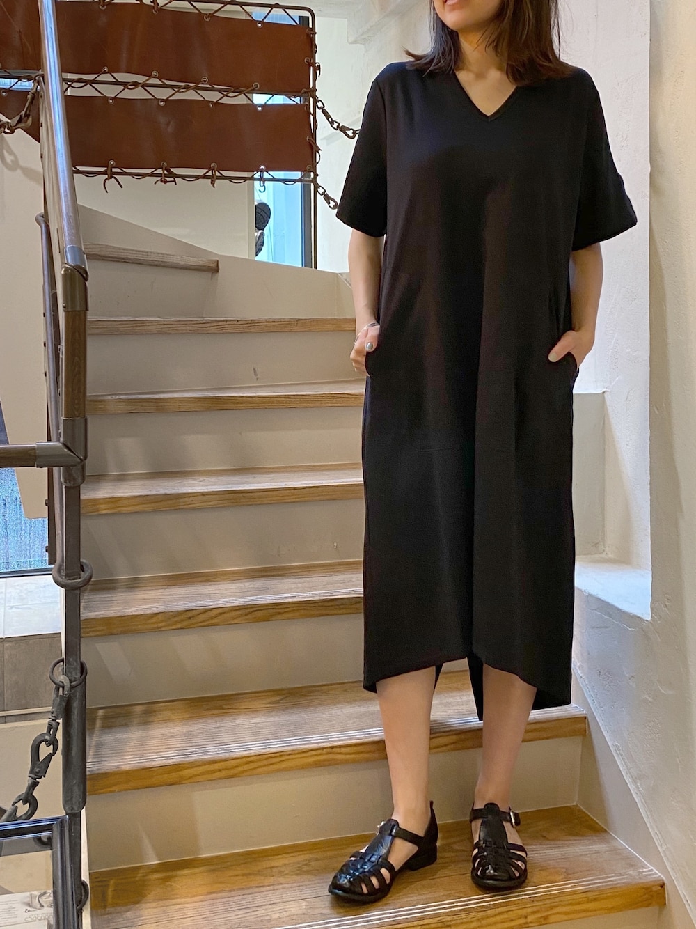 「nude:masahiko maruyama、B2nd、b2nd新宿、ワンピース、黒コーデ、オトナカジュアル、ゆるコーデ、休日スタイル、ラクチンコーデ、カジュアル」｜「nude:masahiko maruyamaのnude:masahiko maruyama（ヌード マサヒコマルヤマ）別注カットワンピース（ワンピース、ブラック系）」を使った、Ito Tomomiさん（レディース・160cm）の夏コーディネートの1枚目の写真