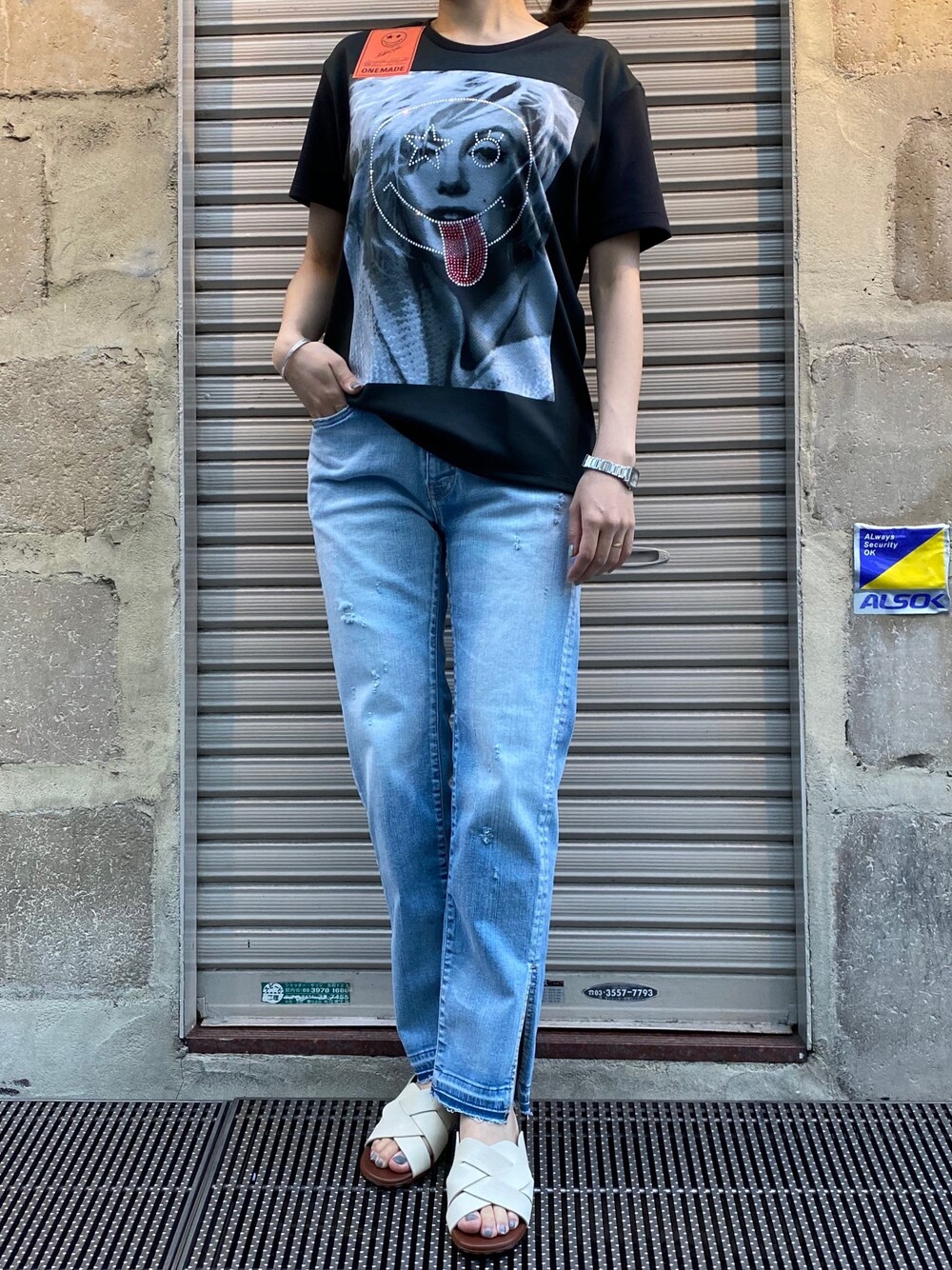 「ONEMADE、surt、B2nd、大人カジュアル、デニムパンツ、サンダル、ゆるコーデ、Tシャツ、マリリンモンロー」｜「maxsixのONEMADE (ワンメイド）CONE-002/スワロ モンローTシャツ（Tシャツ/カットソー、ブラック系）」を使った、Ito Tomomiさん（レディース・160cm）の夏コーディネートの1枚目の写真