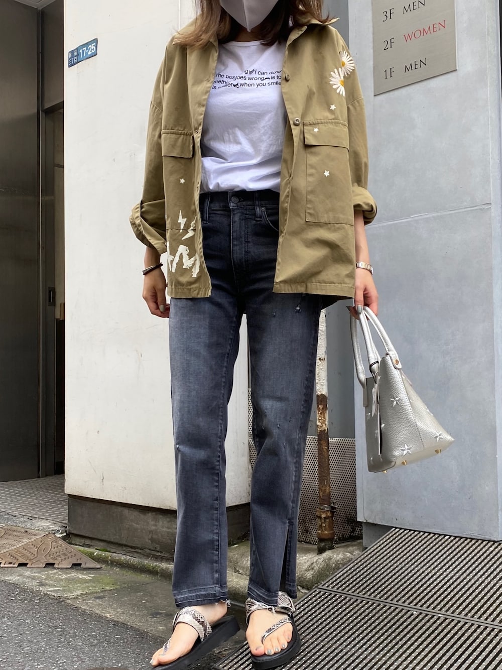 「REMI RELIEF、B2nd、b2nd新宿、シンプルコーデ、デニム、パンツスタイル、大人コーデ、ミリタリー、surt、お洒落さんとつながりたい」｜「surtのSURT（サート）スリットストレートデニム（デニムパンツ、ブラック系）」を使った、Ito Tomomiさん（レディース・160cm）の夏コーディネートの1枚目の写真