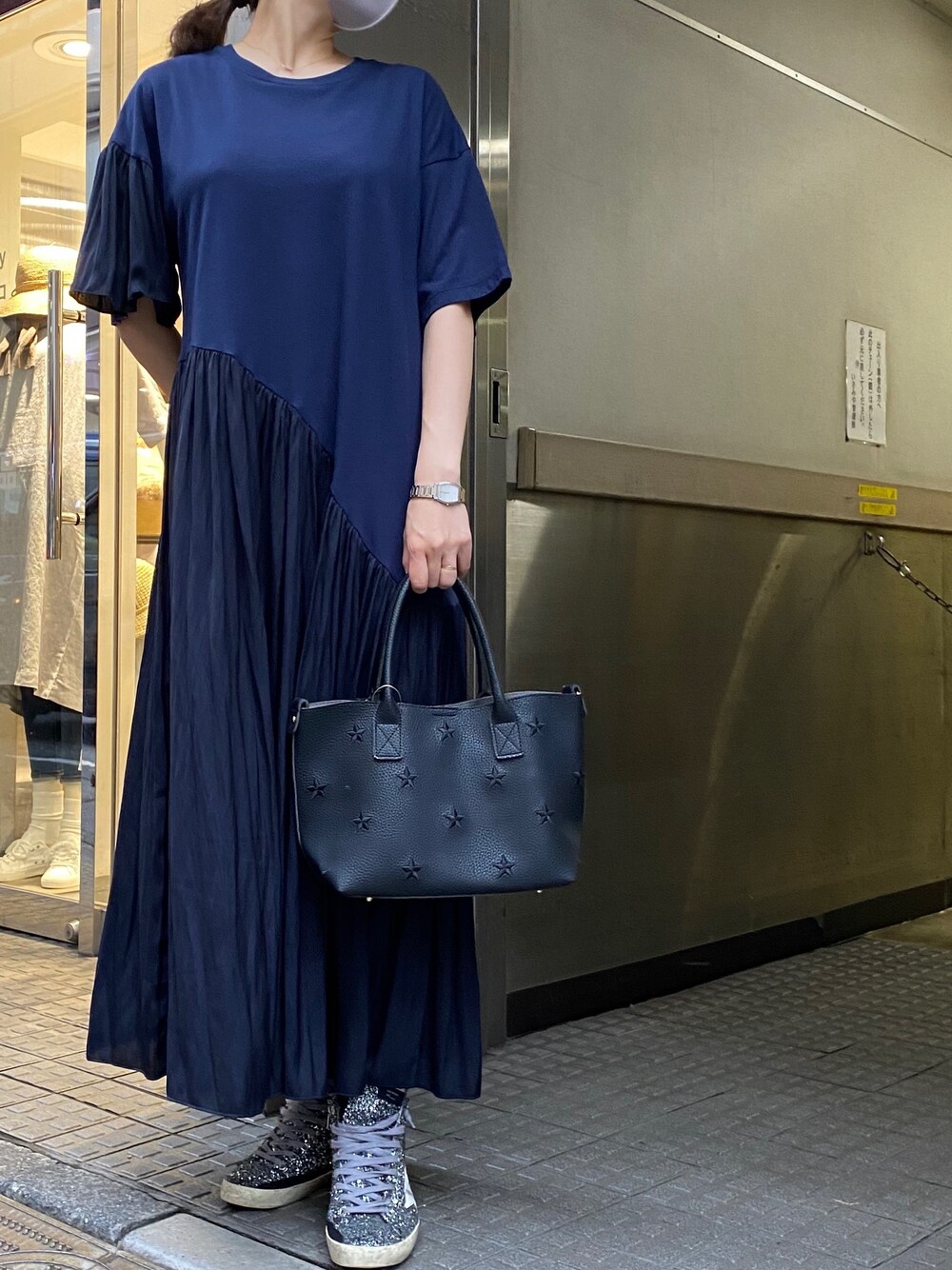 「ワンピース、シンプル、夏、大人カジュアル、休日スタイル、楽チンコーデ、B2nd、b2nd新宿」｜「DROIT BELLOのDROIT BELLO（ドロイトベロ）星刺繍トートバッグ小（トートバッグ、ブラック系）」を使った、Ito Tomomiさん（レディース・160cm）の夏コーディネートの1枚目の写真