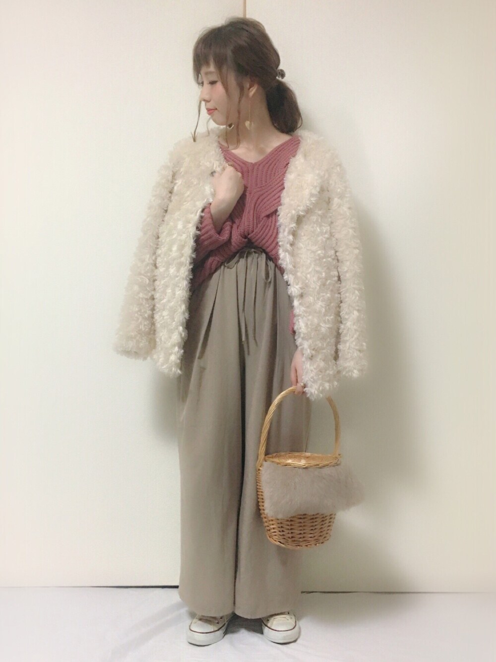 「オトナカジュアル、スニーカーコーデ、冬コーデ、ootd、ファー小物、ファーコート、ピンク、ピンクニット、ワイドパンツ、converse」｜「Chicoのファージャケット（ブルゾン、ホワイト系）」を使った、Alice*さん（レディース・156cm）の冬コーディネートの1枚目の写真
