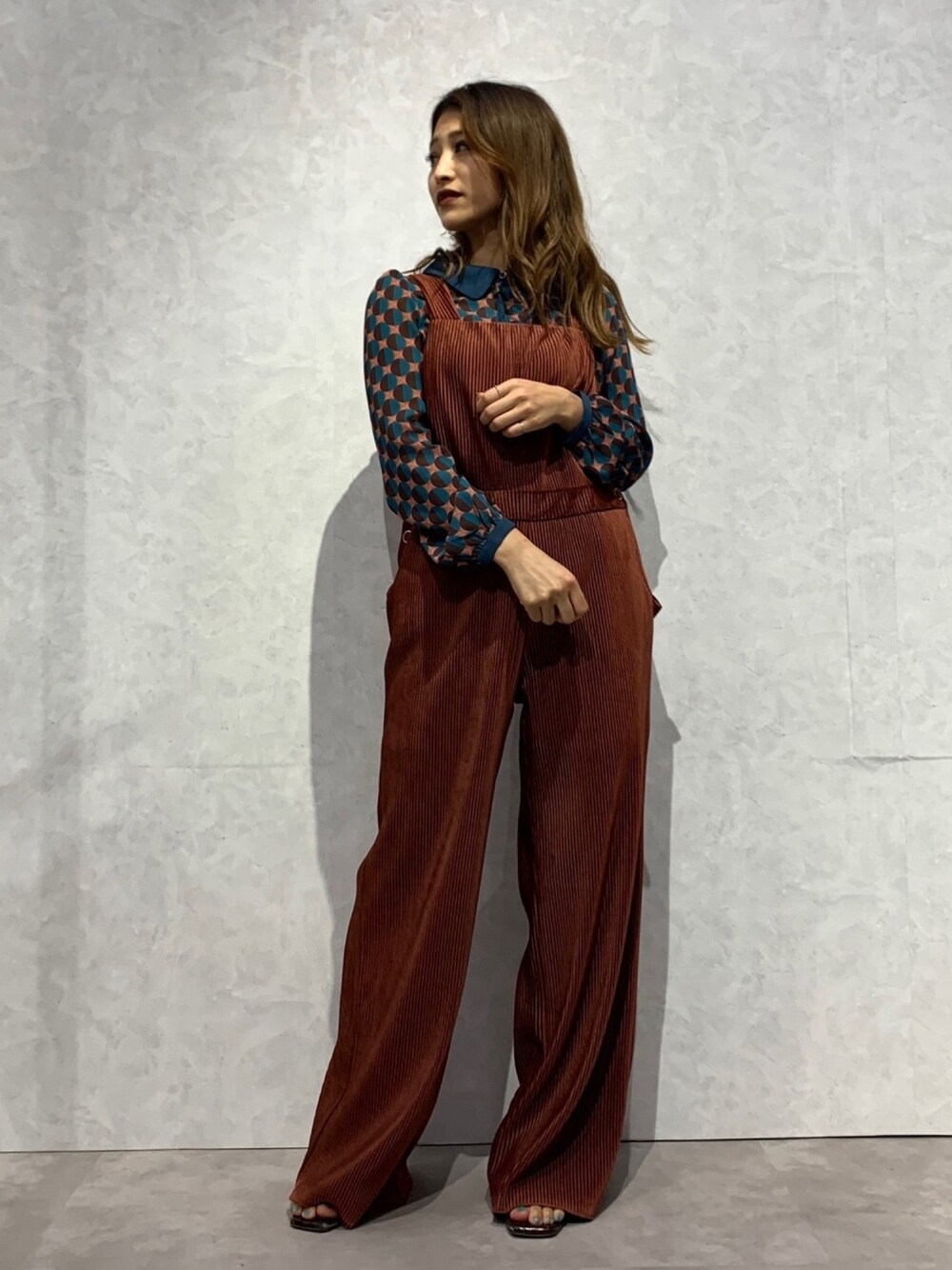「RedyAzel、オリジナル、ootd、オールインワン、大人カジュアル、秋のコーデ、レトロ」｜「REDYAZELのオリジナルジオメトリックループリボンブラウス（シャツ/ブラウス、ブルー系）」を使った、福田 凪沙🌺さん（レディース・157cm）の秋コーディネートの1枚目の写真