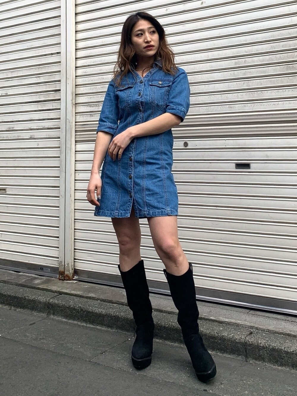 「春、オトナカジュアル、レトロ、RedyAzel、レディアゼル、デニム、#デニムワンピース、#春コーデ、カジュアル、ootd」｜「REDYAZELのデニムミニシャツワンピース（ワンピース、ブルー系）」を使った、福田 凪沙🌺さん（レディース・157cm）の春コーディネートの1枚目の写真