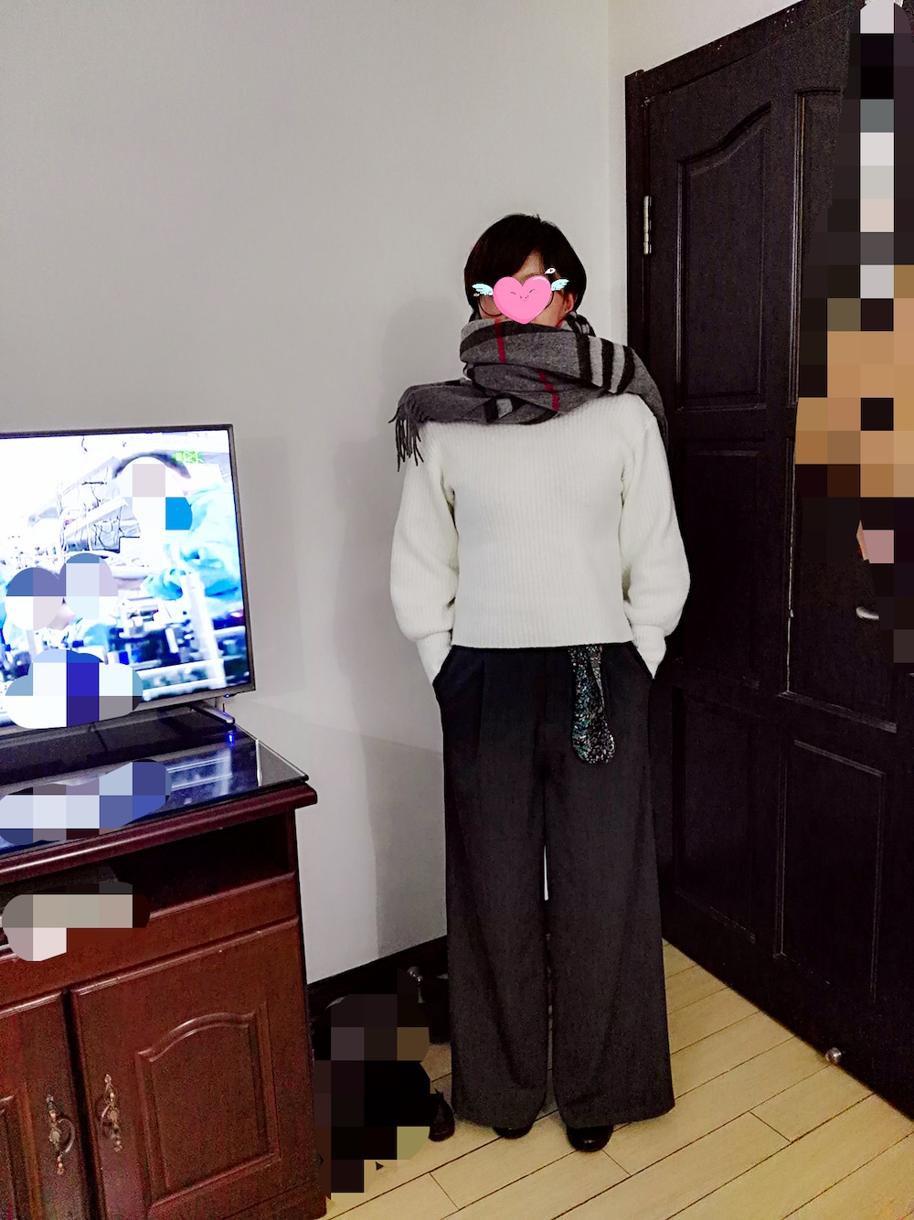 「BURBERRYのアイテム（ストール/ショール、グレー系）」を使った、七月大さん（レディース・164cm）の冬コーディネートの1枚目の写真