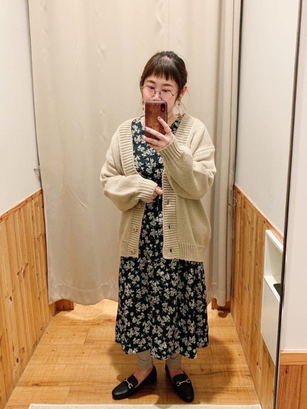 ベージュ系のカーディガン/ボレロ、グリーン系のワンピース、ブラック系のローファーを着用したレディースの冬コーディネートの1枚目の写真