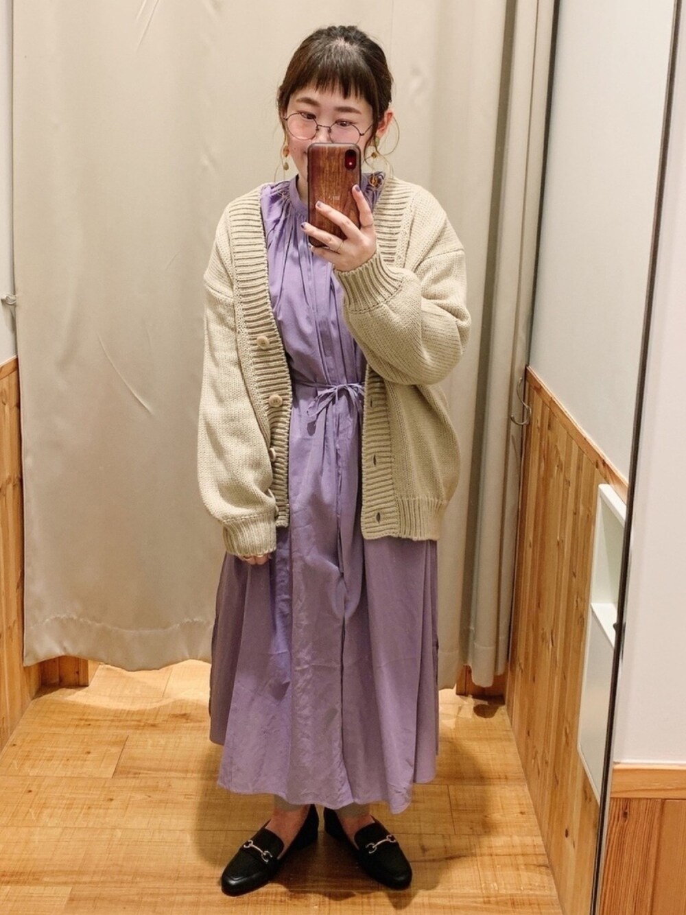 ベージュ系のカーディガン/ボレロ、ブラック系のローファー、パープル系のワンピースを着用したレディースの冬コーディネートの1枚目の写真