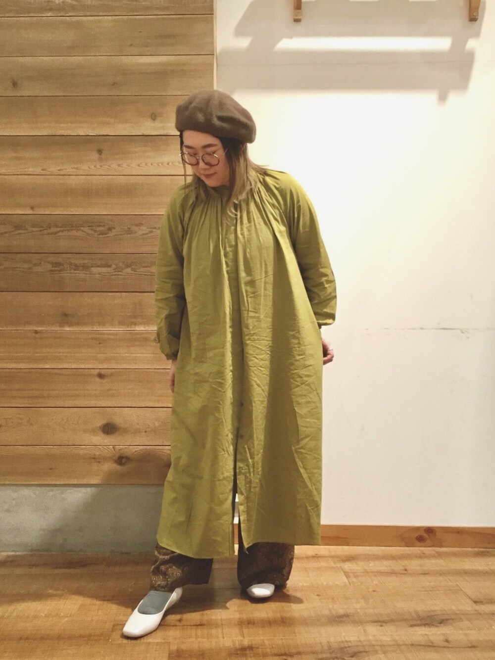 グリーン系のワンピース、ブラウン系のその他パンツ、ホワイト系のパンプスを着用したレディースの春コーディネートの1枚目の写真