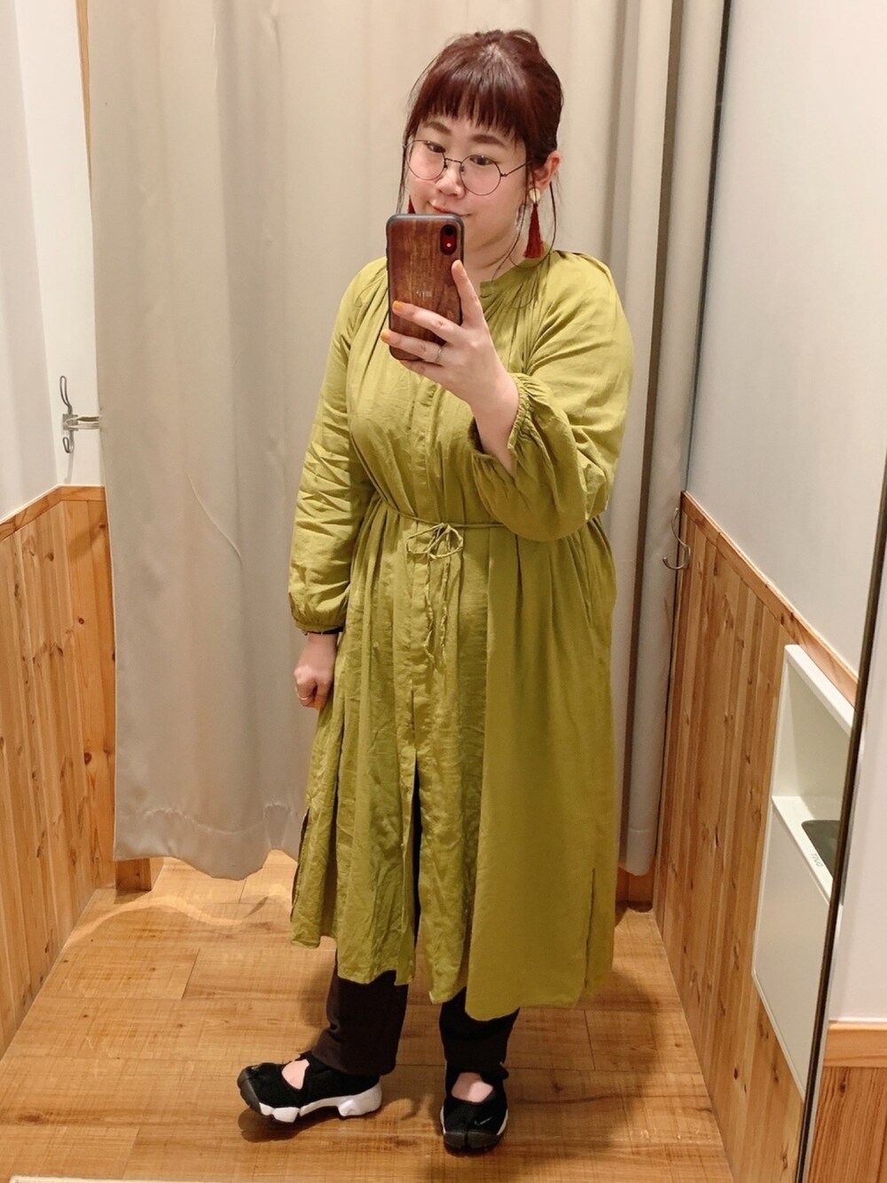 グリーン系のワンピース、ブラウン系のその他パンツ、その他のその他を着用したレディースの春コーディネートの1枚目の写真