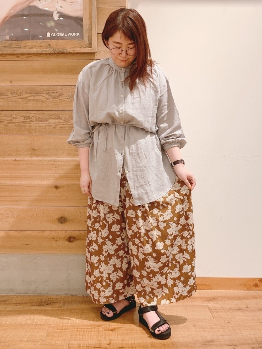 グリーン系のシャツ/ブラウス、ブラウン系のその他パンツ、その他のサンダルを着用したレディースの夏コーディネートの1枚目の写真