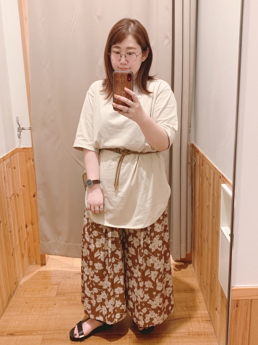 ベージュ系のTシャツ/カットソー、ブラウン系のその他パンツ、その他のサンダルを着用したレディースの夏コーディネートの1枚目の写真