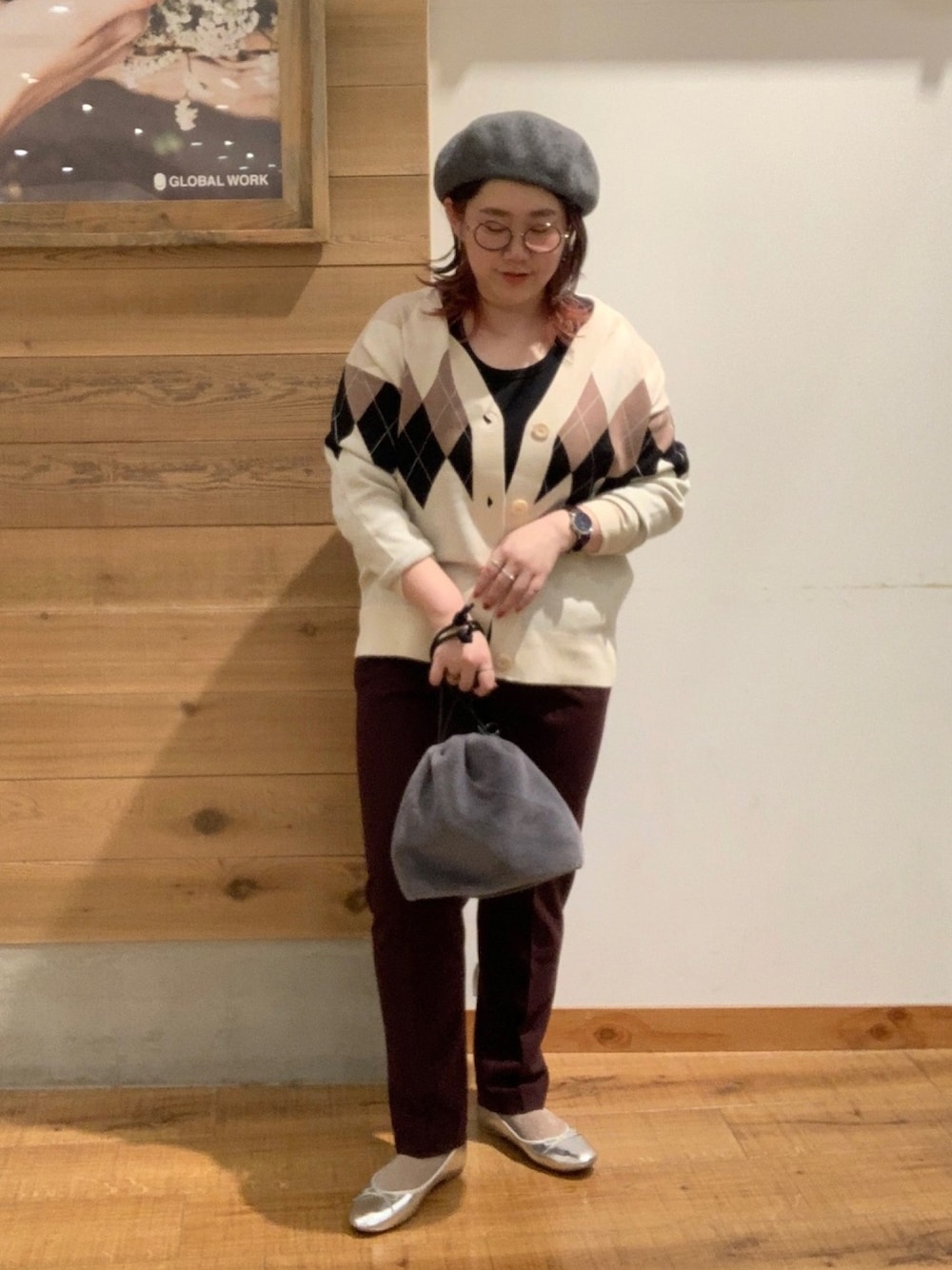 ホワイト系のカーディガン/ボレロ、グレー系のショルダーバッグ、ブラウン系のその他パンツを着用したレディースの秋コーディネートの1枚目の写真