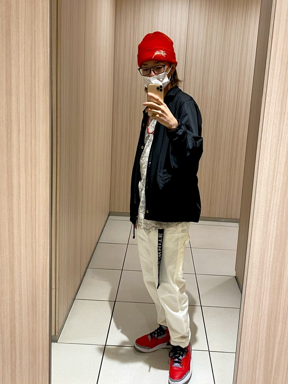 「秋冬コーデ、スニーカー、ストリート、ステューシー、お洒落さんとつながりたい、ワイドパンツ」｜「STUSSYのBasic Cuff Beanie（ニットキャップ/ビーニー、レッド系）」を使った、tsukabe1008さん（メンズ・174cm）の秋コーディネートの1枚目の写真