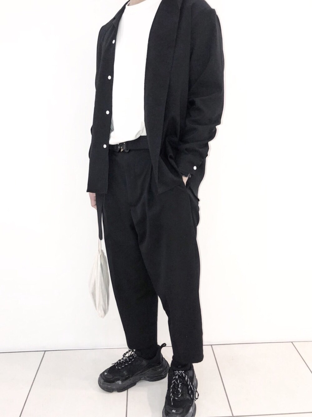 「シンプルコーデ、おしゃれさんと繋がりたい、休日コーデ、白Tシャツ、黒、ブラックコーデ、モード、オールブラック、アンクルパンツ」｜「lownnのアイテム（スラックス、ブラック系）」を使った、Yuukiさん（メンズ・175cm）の春コーディネートの1枚目の写真