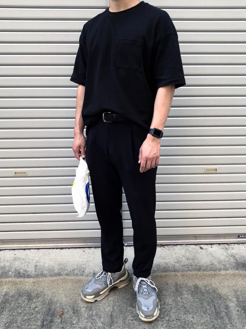 「夏、おしゃれさんと繋がりたい、プチプラ、黒、Tシャツ、ビッグT、スニーカー、バレンシアガ」｜「UNITED TOKYOのリラックスツータックスラックス（スラックス、ブラック系）」を使った、Yuukiさん（メンズ・175cm）の夏コーディネートの1枚目の写真