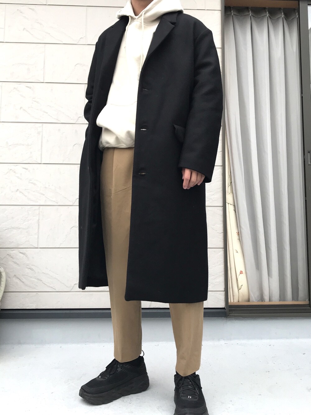 「冬コーデ、カジュアルコーデ、おしゃれさんと繋がりたい、きれいめカジュアル、シンプルおしゃれが好き、モノトーン、スラックス、ストリートMIX、モード、アウター」｜「lownnのアイテム（チェスターコート、ブラック系）」を使った、Yuukiさん（メンズ・175cm）の秋コーディネートの1枚目の写真
