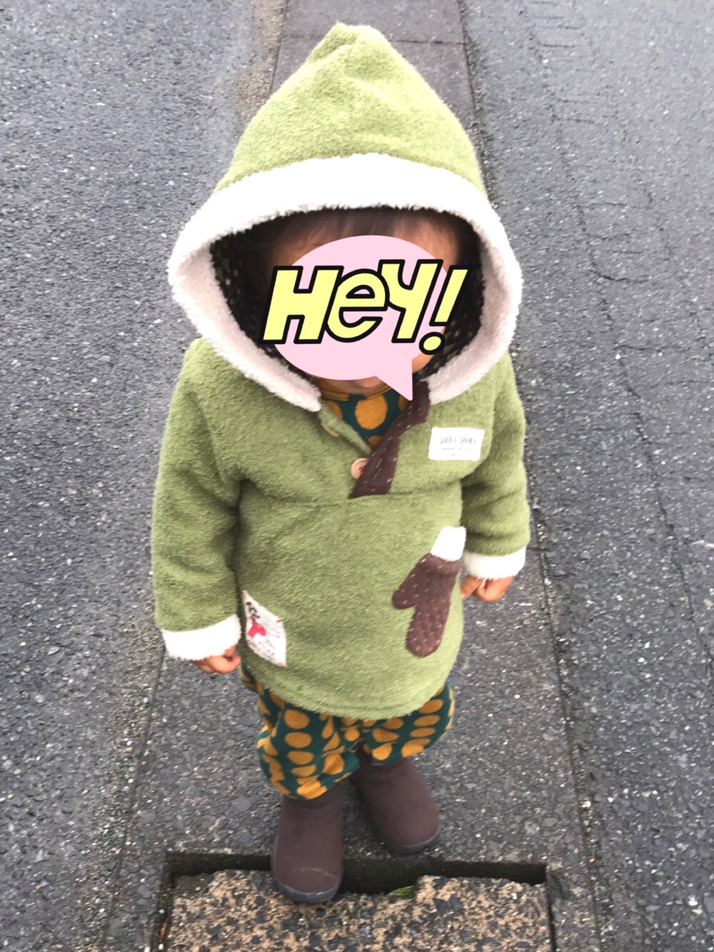 ブラウン系のブーツ、グリーン系のロンパースを着用したキッズの冬コーディネートの1枚目の写真