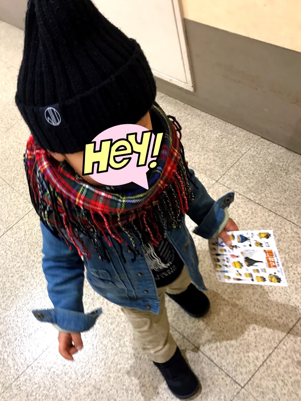 ブルー系のデニムジャケット、ブラック系のTシャツ/カットソー、ベージュ系のカーゴパンツを着用したキッズの冬コーディネートの1枚目の写真