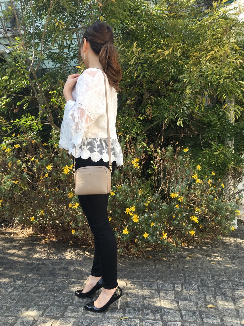 ベージュ系のショルダーバッグを着用したレディースの春コーディネートの1枚目の写真