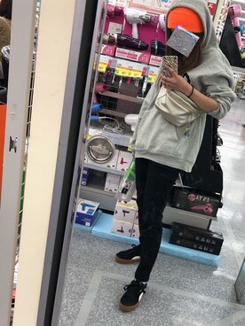 「アイテム（ボディバッグ/ウエストポーチ、シルバー系）」を使った、か し わ ぎさん（レディース・160cm）の春コーディネート