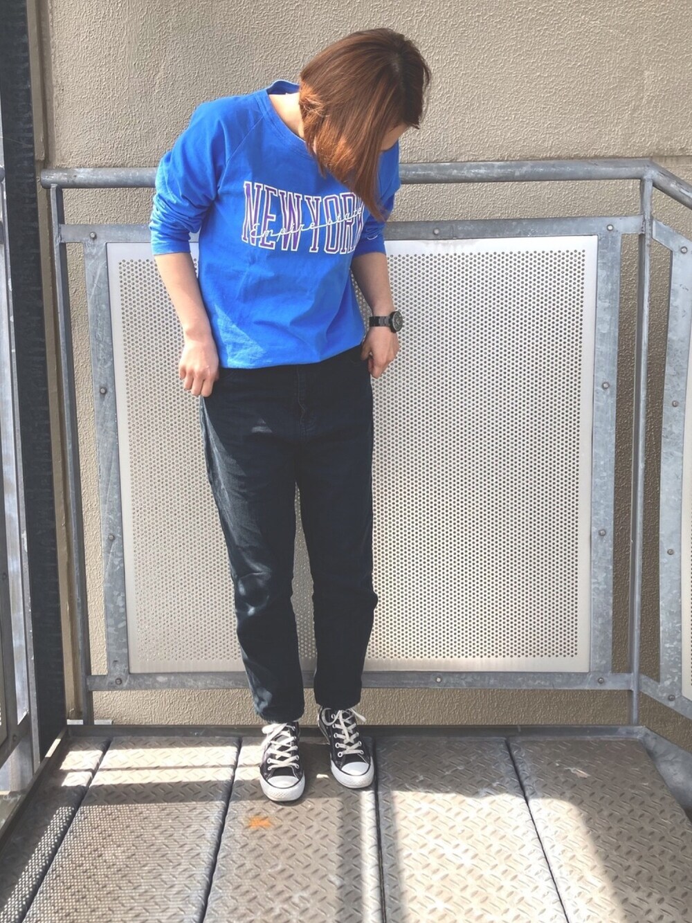 「休日コーデ、ブルー、アラフォー、converse、ビューティ&ユース ユナイテッドアローズ(BEAUTY&YOUTH UNITED ARROWS)、ニコアンド、スニーカー、カジュアルコーデ、チャンピオン、ママコーデ」｜「BEAUTY&YOUTH UNITED ARROWSのアイテム（Tシャツ/カットソー、ブルー系）」を使った、ryoさん（レディース・160cm）の春コーディネートの1枚目の写真