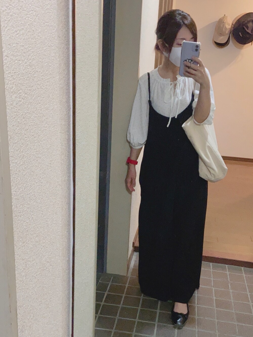 「今日のコーデ、楽チンコーデ、おしゃれさんと繋がりたい、プチプラ、サロペット、モノトーンコーデ」｜「earth music&ecologyのとろみ2wayブラウス ＊（シャツ/ブラウス、その他）」を使った、oreoさん（レディース・151cm）の夏コーディネートの1枚目の写真