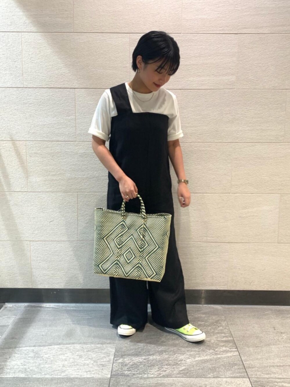 「RECOMMEND  ITEM STYLING」｜「OJO DE MEXの＜OJODEMEX＞カゴトートバッグ M（かごバッグ、グリーン系）」を使った、ayumiさん（レディース・153cm）の夏コーディネートの1枚目の写真