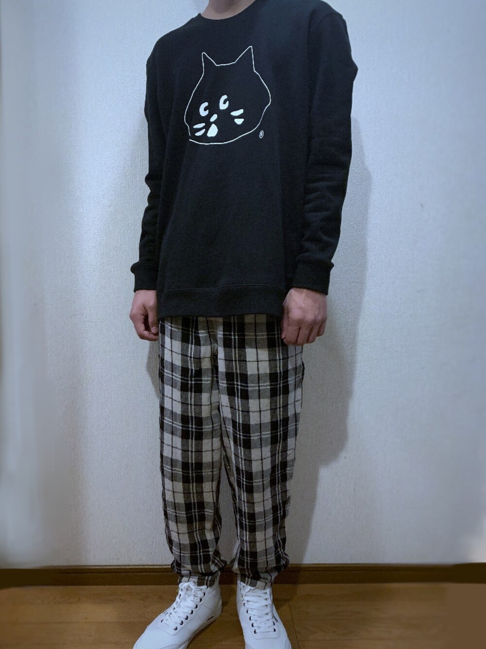 「にゃー、スウェット、チェックパンツ、白スニーカー、ハイカットスニーカー」｜「にゃーのアイテム（スウェット、ブラック系）」を使った、dan5さん（メンズ・174cm）の春コーディネートの1枚目の写真