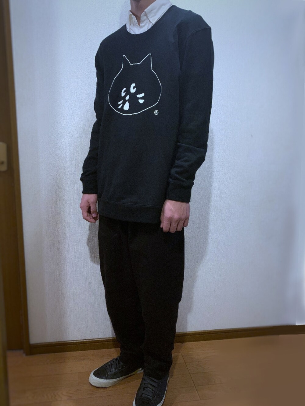 「白シャツ、にゃー、シェフパンツ、ハイカットスニーカー」｜「にゃーのアイテム（スウェット、ブラック系）」を使った、dan5さん（メンズ・174cm）の春コーディネートの1枚目の写真