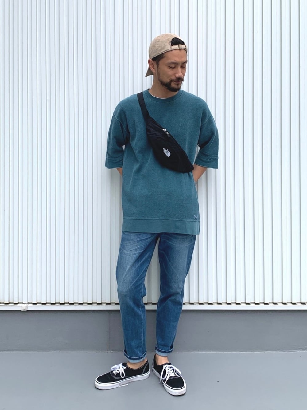 ブルー系のTシャツ/カットソー、ブラック系のボディバッグ/ウエストポーチ、ブルー系のデニムパンツを着用したメンズの春コーディネートの1枚目の写真