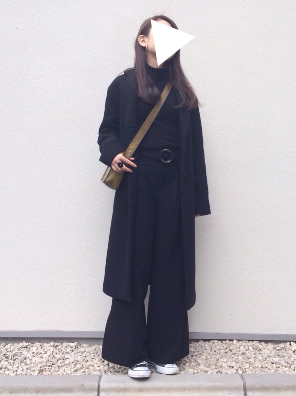 ブラック系のその他パンツ、ブラック系のニット/セーター、ブラック系のジャケット/アウターを着用したレディースの冬コーディネートの1枚目の写真